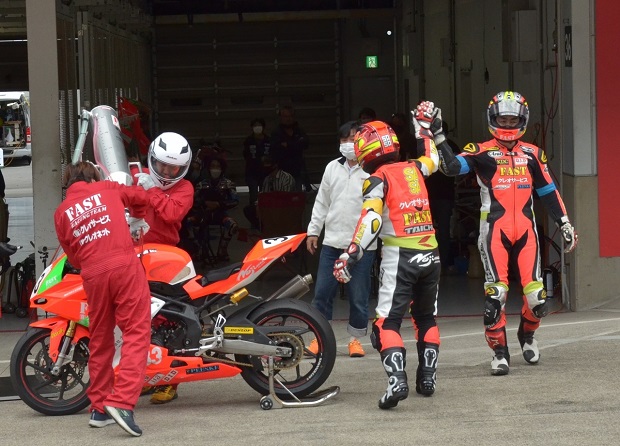 鈴鹿サンデーロード　ピットの様子1