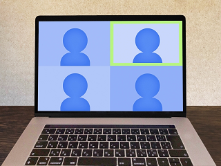 リモート会議中パソコン