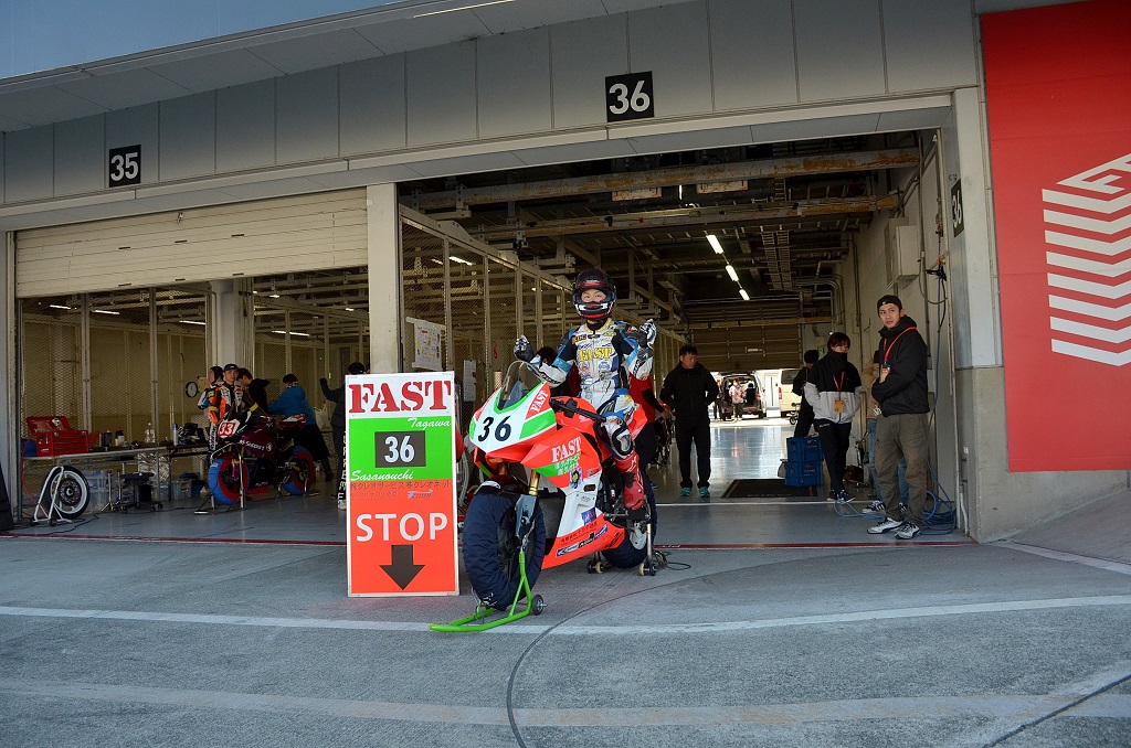 ピットにいるバイク